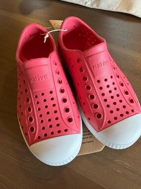NWT Native Kids Water Shoes in Hollywood Pink with White Toe